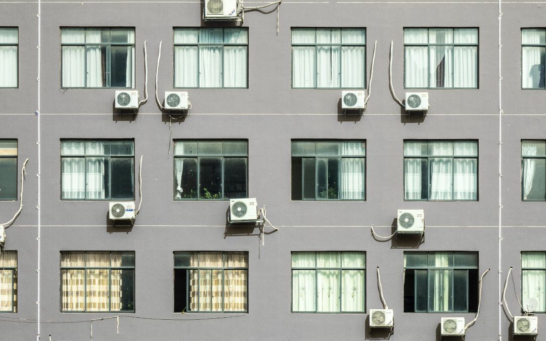 Instalación de equipos de climatización: seguridad y eficiencia desde las alturas